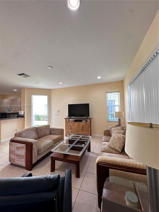 出租: $3,000 (3 贝兹, 2 浴室, 1482 平方英尺)