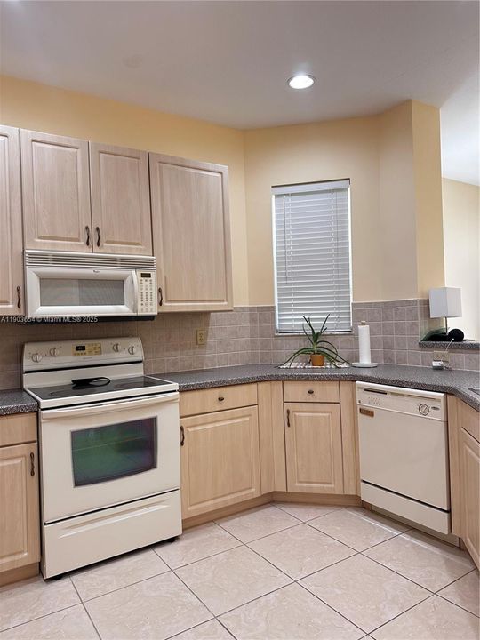 出租: $3,000 (3 贝兹, 2 浴室, 1482 平方英尺)