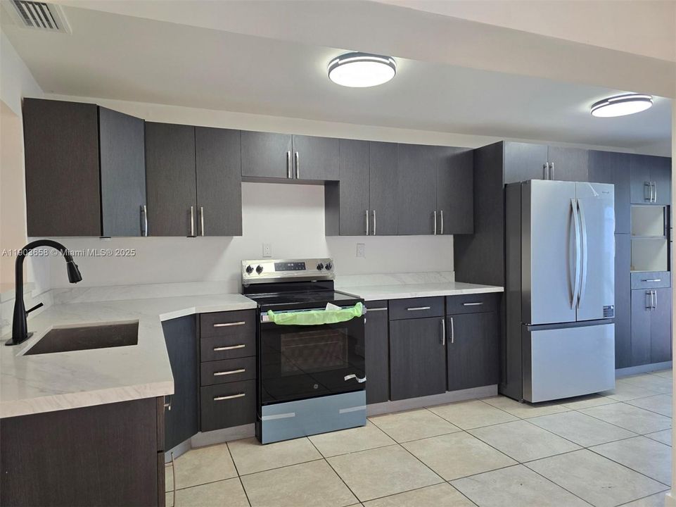 待售: $495,000 (4 贝兹, 2 浴室, 1161 平方英尺)