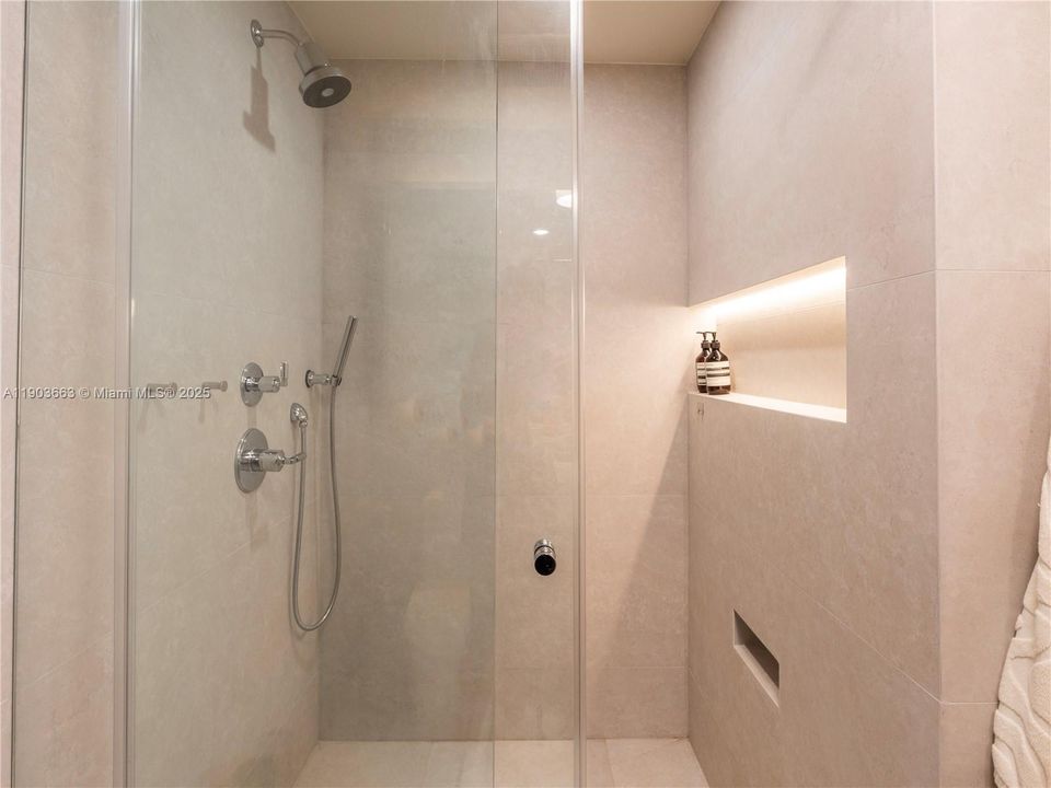 Active With Contract: $5,850 (2 beds, 2 baths, 1507 Square Feet)