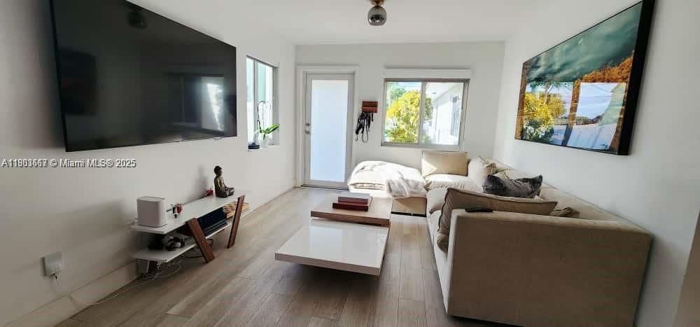 Recently Rented: $2,500 (2 beds, 1 baths, 2175 Square Feet)