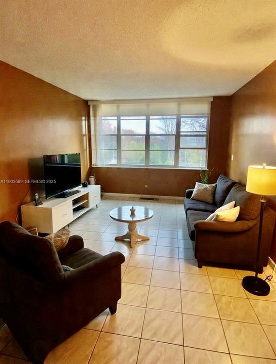 For Rent: $2,000 (2 beds, 2 baths, 1112 Square Feet)