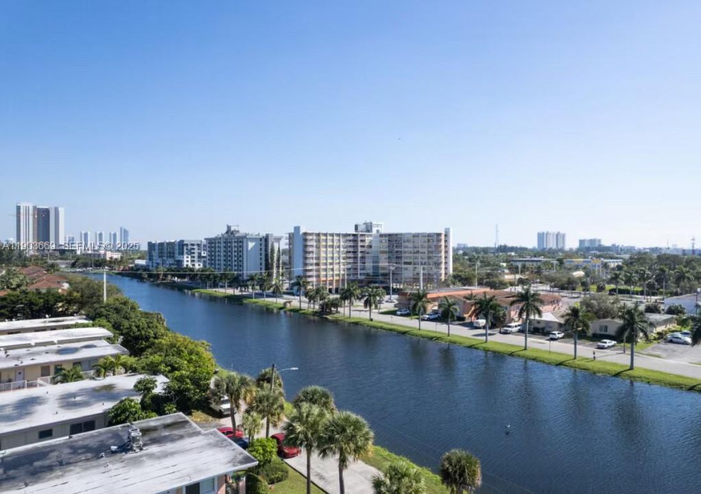 For Rent: $2,000 (2 beds, 2 baths, 1112 Square Feet)