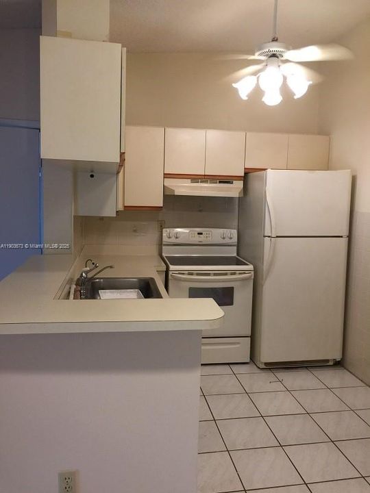For Sale: $235,000 (2 beds, 2 baths, 870 Square Feet)