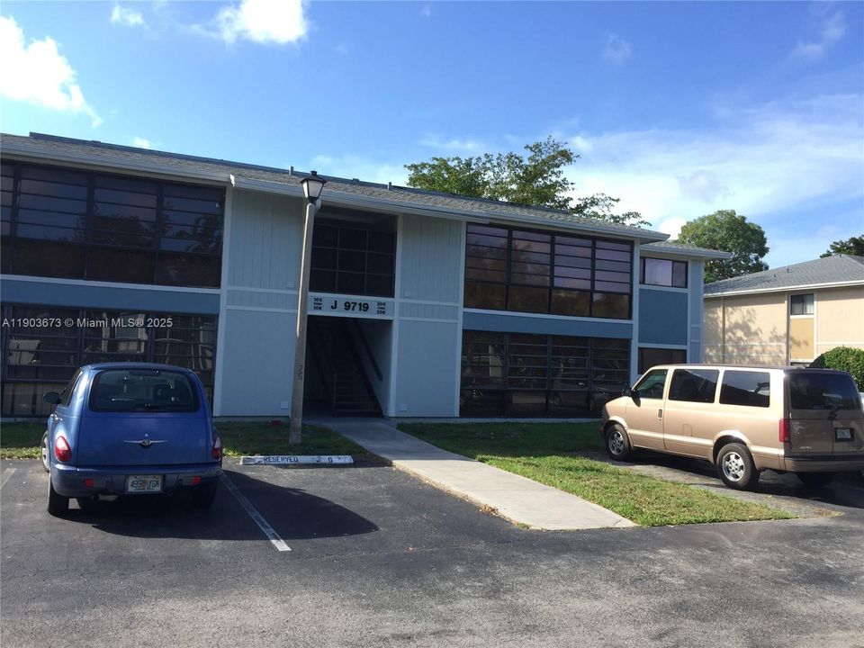 For Sale: $235,000 (2 beds, 2 baths, 870 Square Feet)