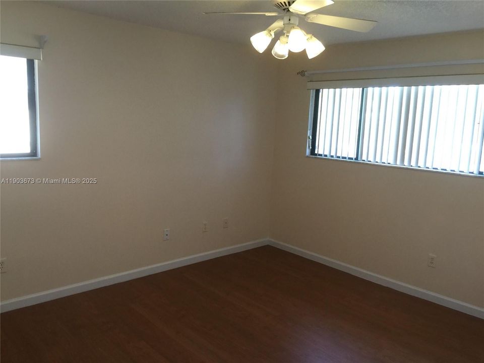 For Sale: $235,000 (2 beds, 2 baths, 870 Square Feet)