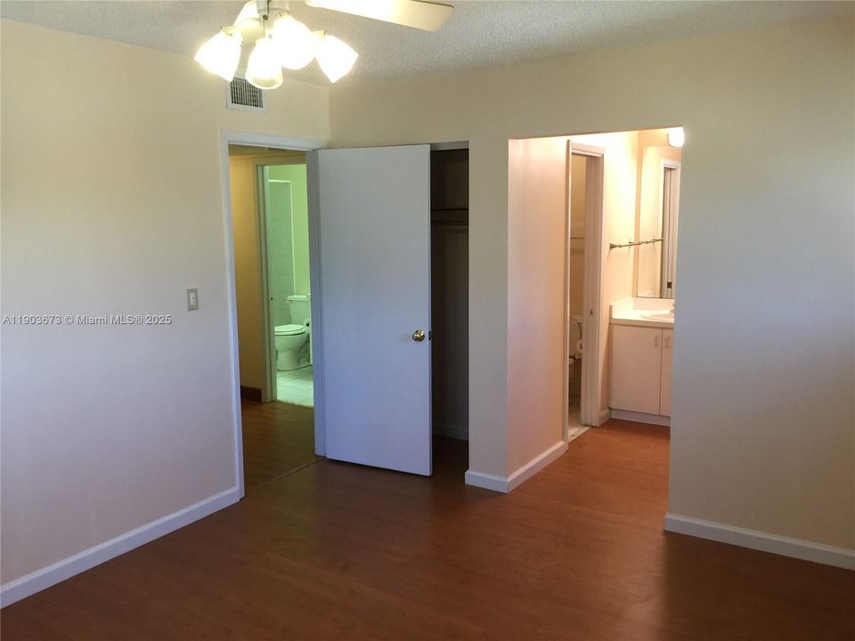 For Sale: $235,000 (2 beds, 2 baths, 870 Square Feet)
