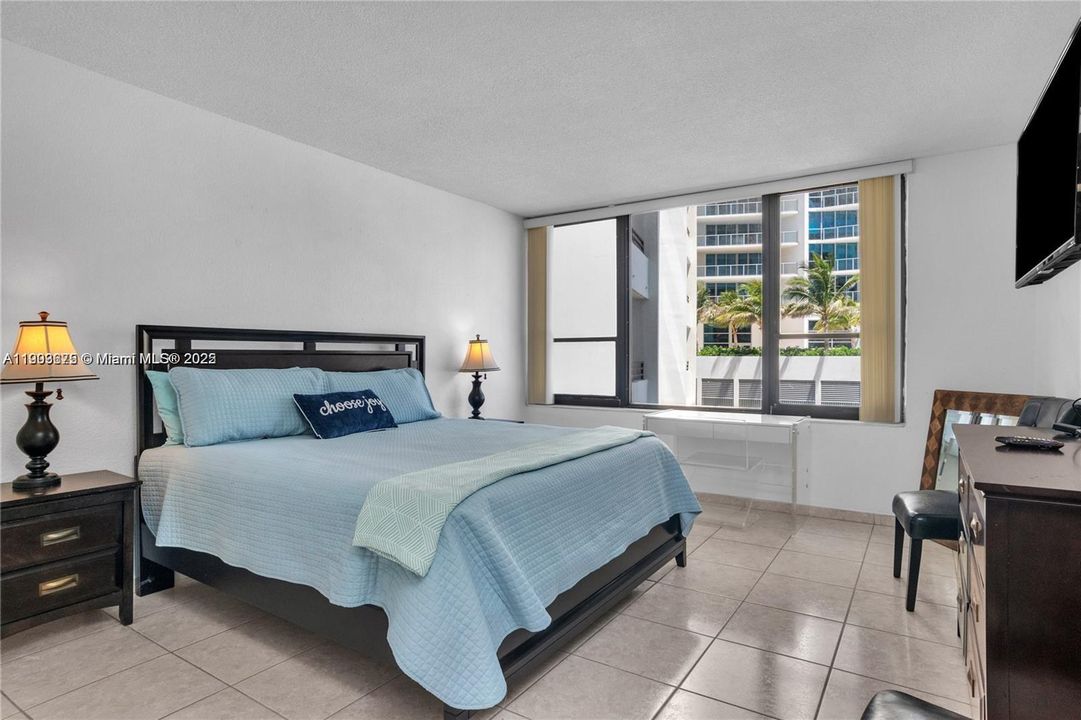 For Sale: $507,500 (2 beds, 2 baths, 1120 Square Feet)