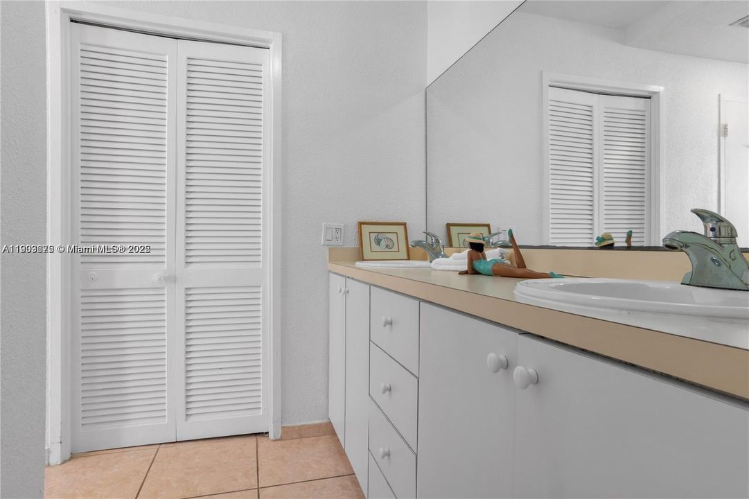 For Sale: $507,500 (2 beds, 2 baths, 1120 Square Feet)