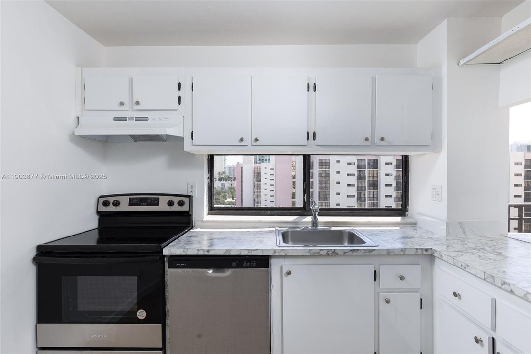 Recently Rented: $2,400 (2 beds, 2 baths, 894 Square Feet)