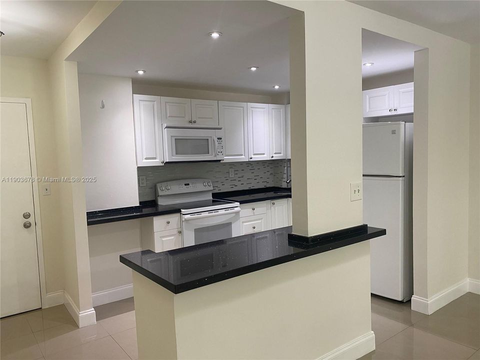For Rent: $1,950 (1 beds, 1 baths, 870 Square Feet)