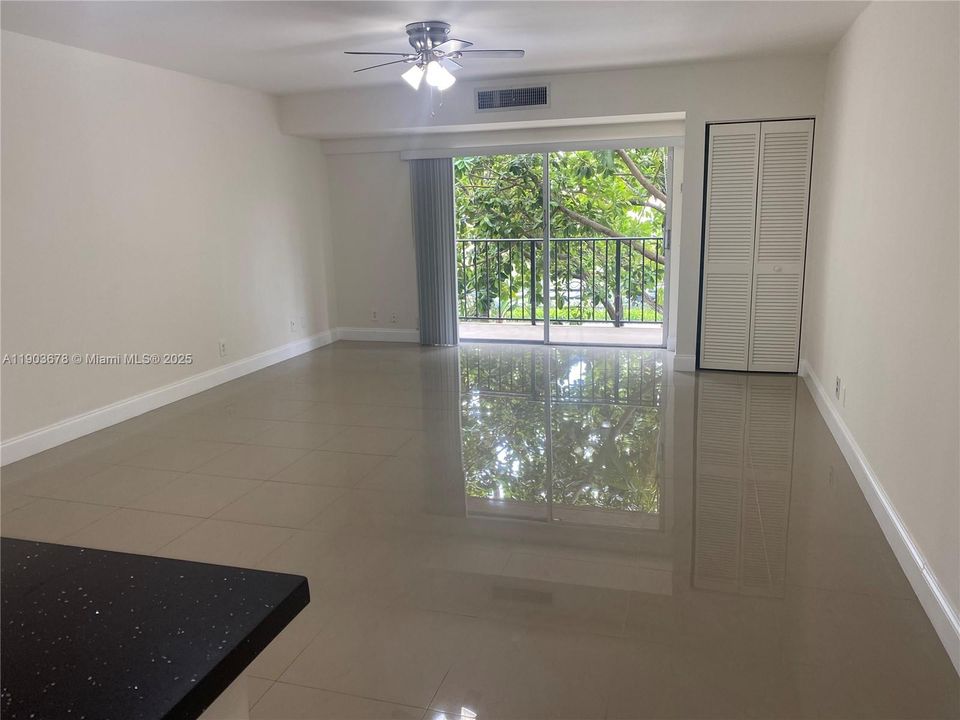 For Rent: $1,950 (1 beds, 1 baths, 870 Square Feet)