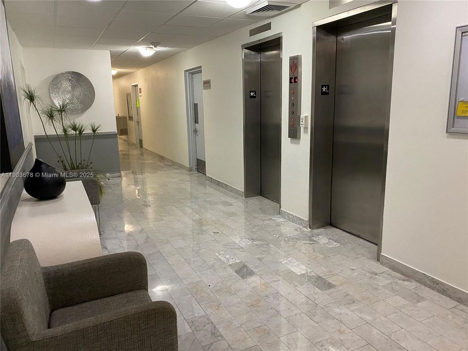 For Rent: $1,950 (1 beds, 1 baths, 870 Square Feet)