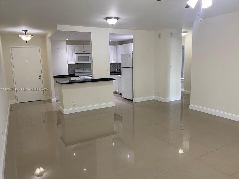 For Rent: $1,950 (1 beds, 1 baths, 870 Square Feet)