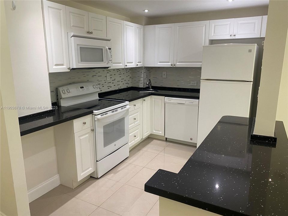 For Rent: $1,950 (1 beds, 1 baths, 870 Square Feet)