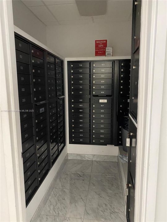 For Rent: $1,950 (1 beds, 1 baths, 870 Square Feet)