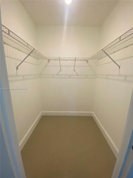 For Rent: $1,950 (1 beds, 1 baths, 870 Square Feet)