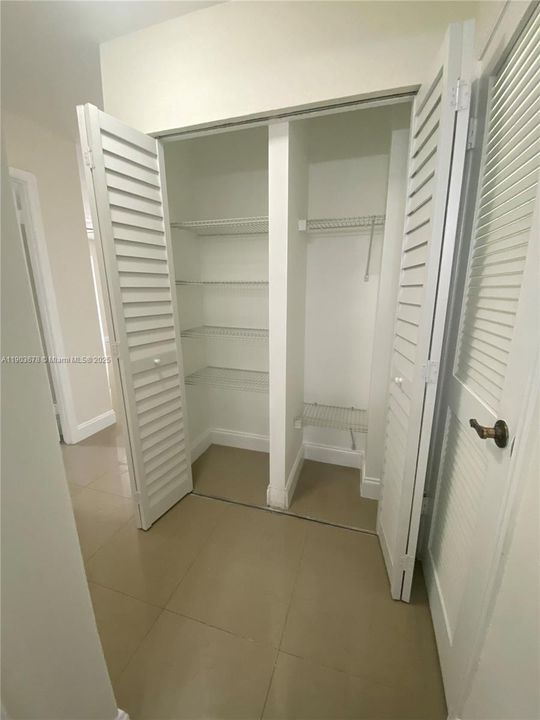 For Rent: $1,950 (1 beds, 1 baths, 870 Square Feet)