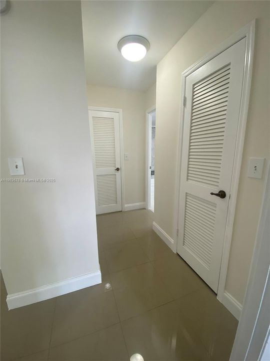 For Rent: $1,950 (1 beds, 1 baths, 870 Square Feet)