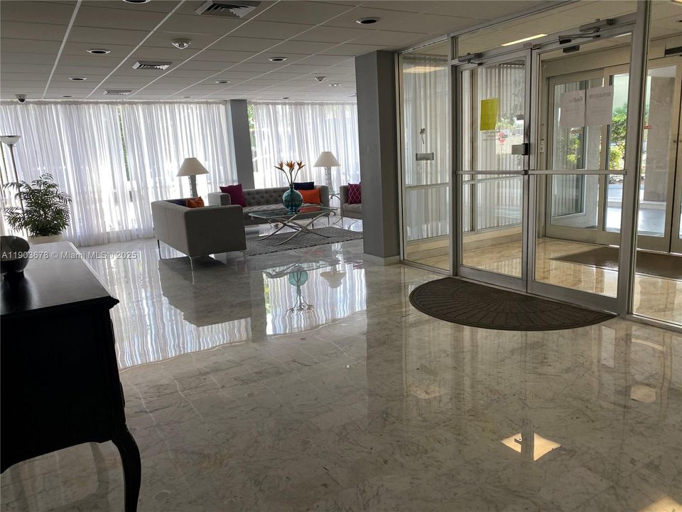 For Rent: $1,950 (1 beds, 1 baths, 870 Square Feet)