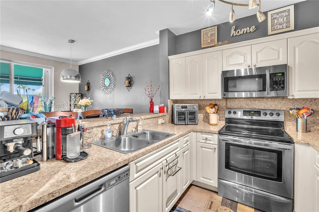 For Sale: $463,000 (3 beds, 3 baths, 1848 Square Feet)