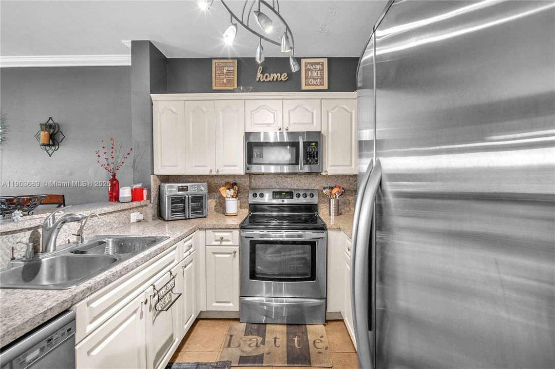 For Sale: $463,000 (3 beds, 3 baths, 1848 Square Feet)