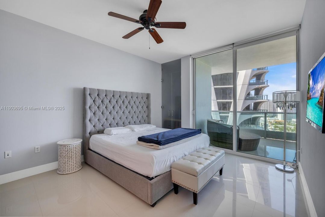 Activo con contrato: $975,000 (2 camas, 3 baños, 1450 Pies cuadrados)