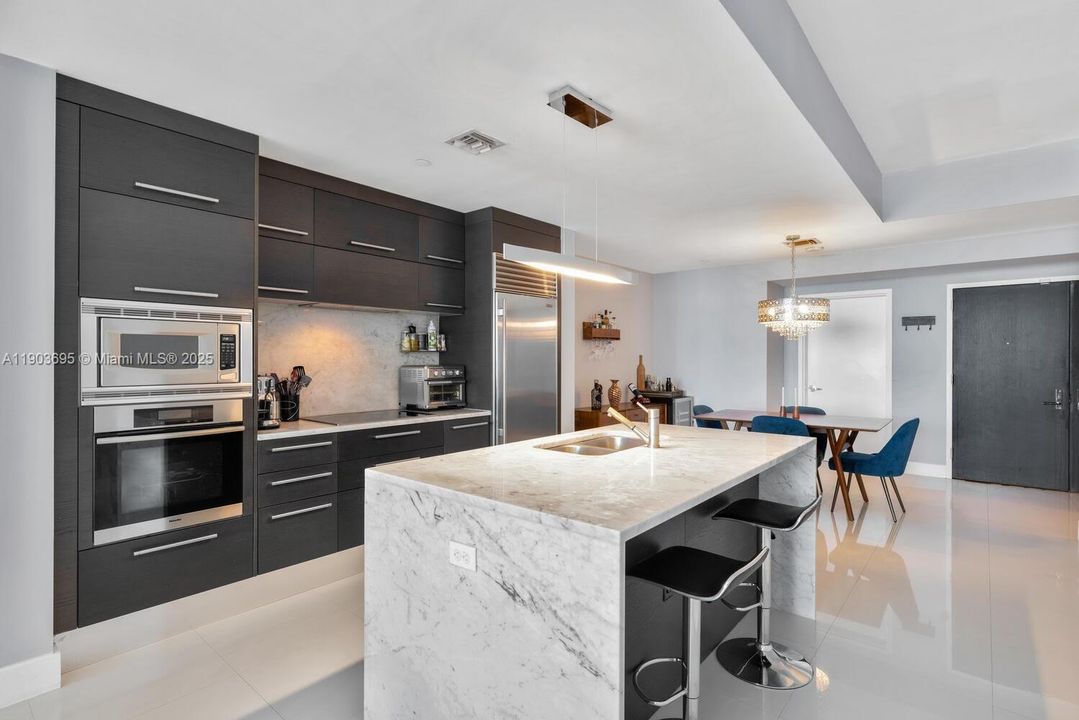 Activo con contrato: $975,000 (2 camas, 3 baños, 1450 Pies cuadrados)