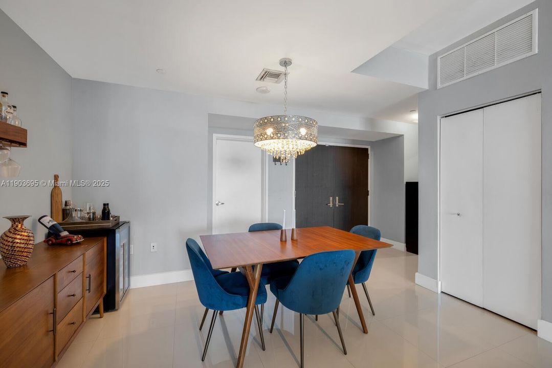 Activo con contrato: $975,000 (2 camas, 3 baños, 1450 Pies cuadrados)