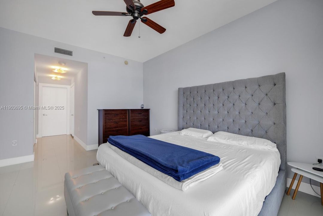 Activo con contrato: $975,000 (2 camas, 3 baños, 1450 Pies cuadrados)