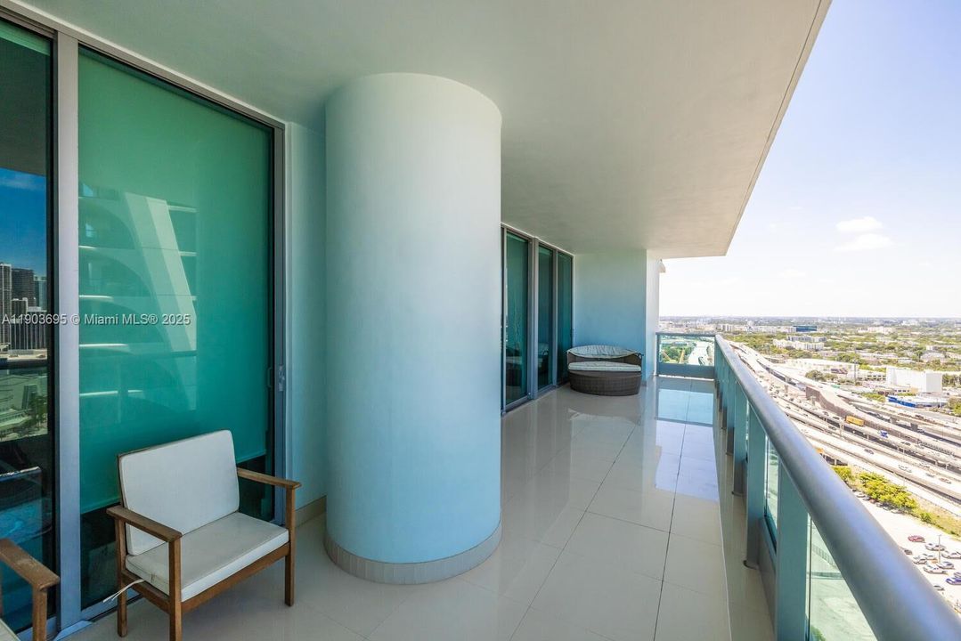 Activo con contrato: $975,000 (2 camas, 3 baños, 1450 Pies cuadrados)