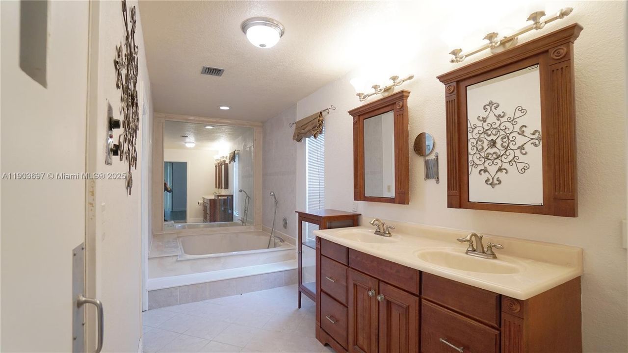 Master bath features roman tub, sauna, separate shower.