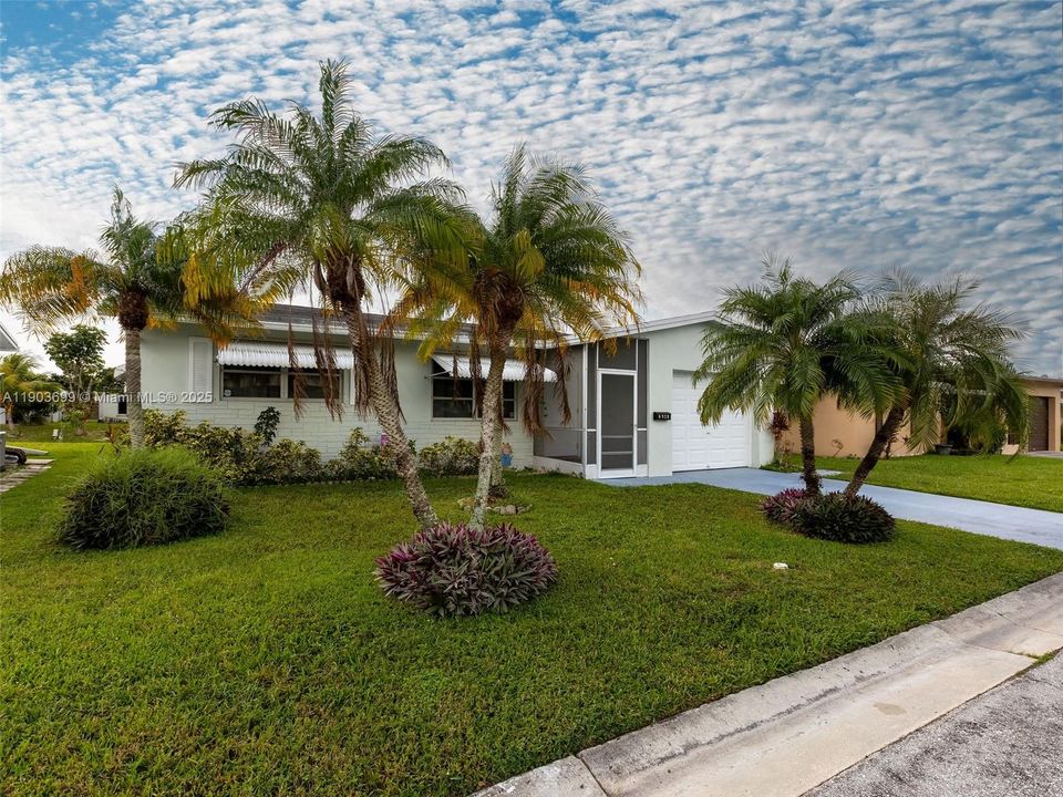 待售: $270,000 (2 贝兹, 1 浴室, 861 平方英尺)