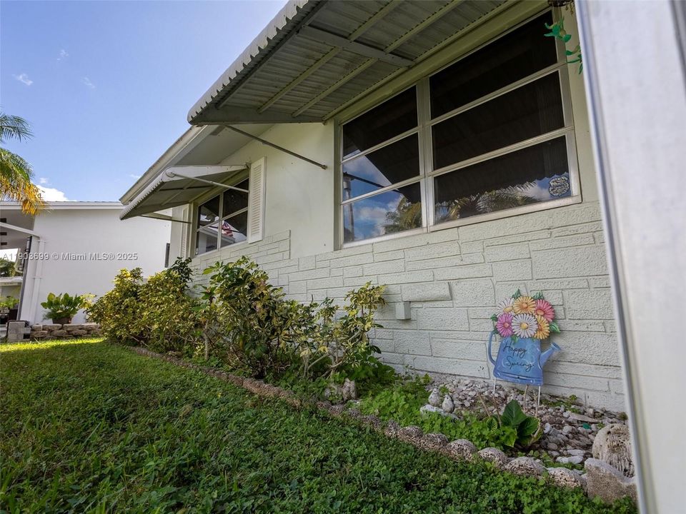 待售: $270,000 (2 贝兹, 1 浴室, 861 平方英尺)