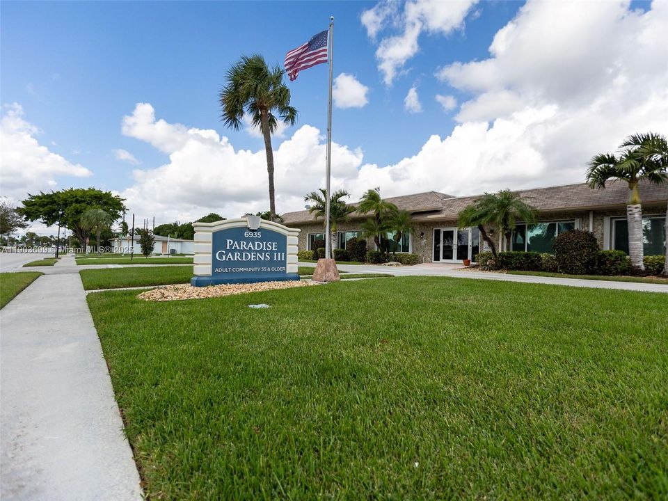 待售: $270,000 (2 贝兹, 1 浴室, 861 平方英尺)