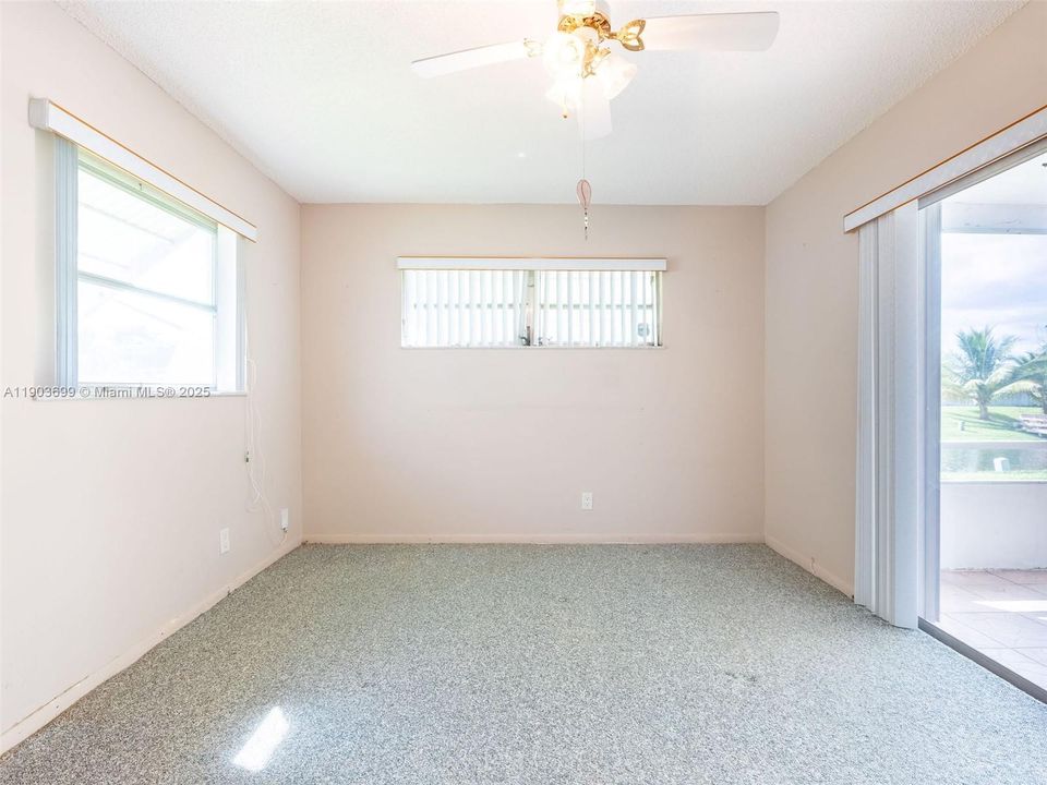 待售: $270,000 (2 贝兹, 1 浴室, 861 平方英尺)