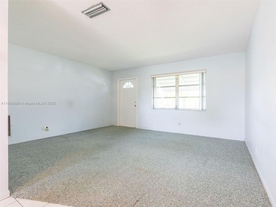 待售: $270,000 (2 贝兹, 1 浴室, 861 平方英尺)