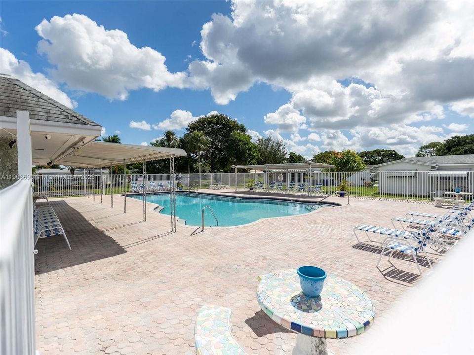 待售: $270,000 (2 贝兹, 1 浴室, 861 平方英尺)