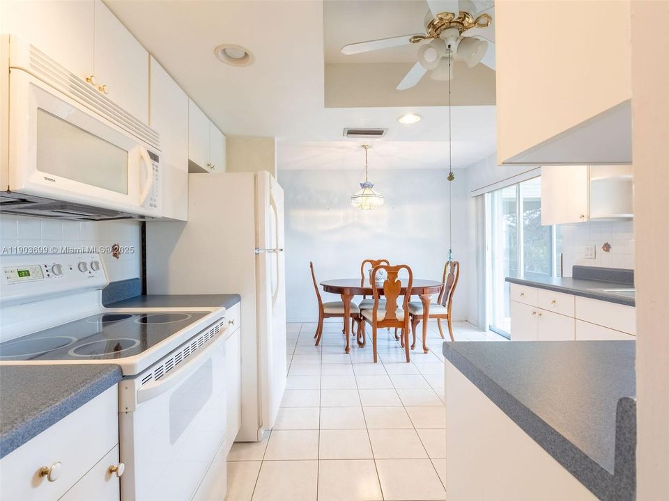 待售: $270,000 (2 贝兹, 1 浴室, 861 平方英尺)