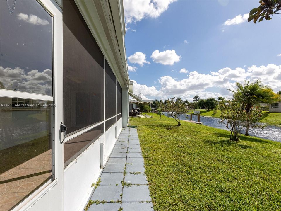 待售: $270,000 (2 贝兹, 1 浴室, 861 平方英尺)