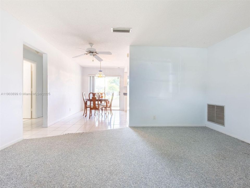 待售: $270,000 (2 贝兹, 1 浴室, 861 平方英尺)