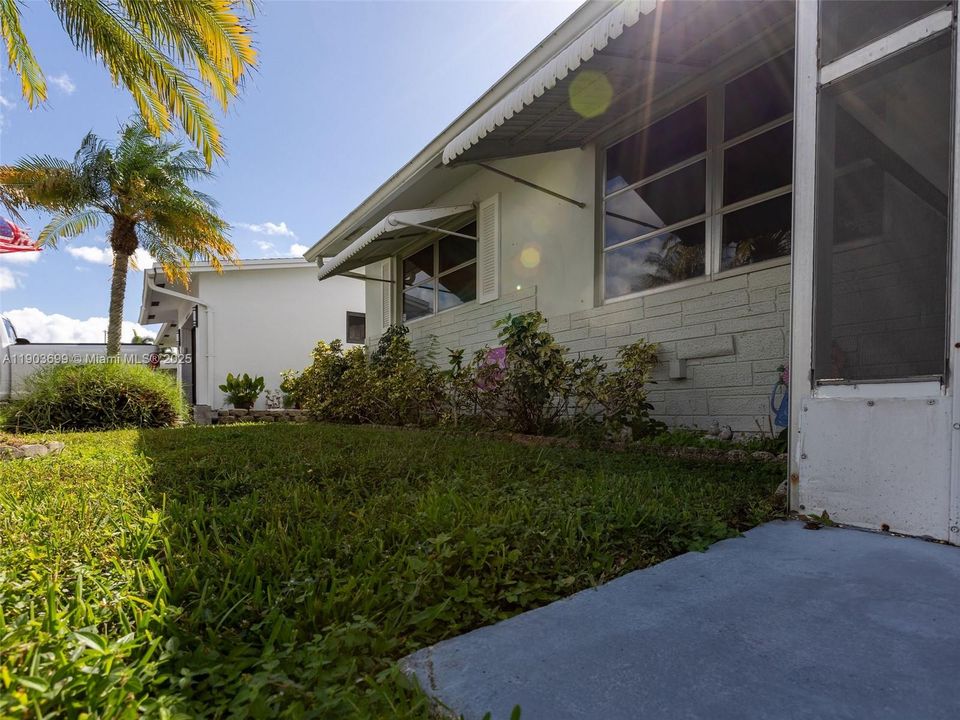 待售: $270,000 (2 贝兹, 1 浴室, 861 平方英尺)