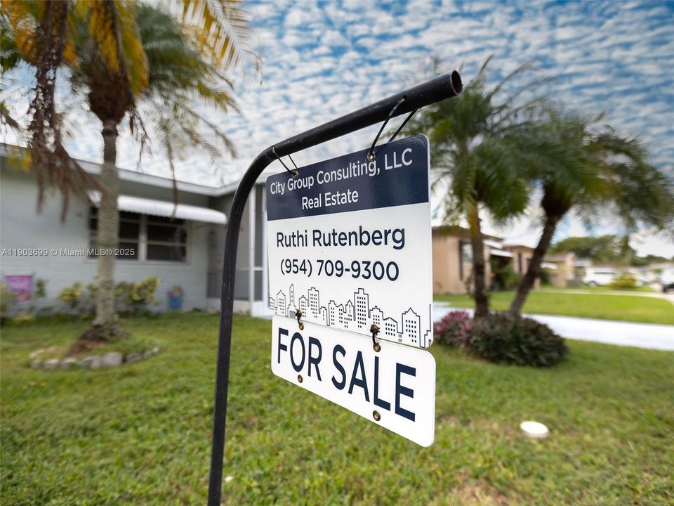 待售: $270,000 (2 贝兹, 1 浴室, 861 平方英尺)