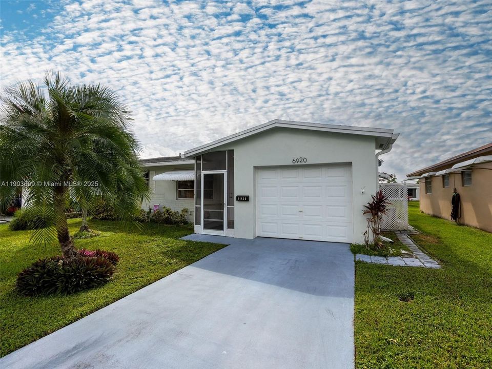 待售: $270,000 (2 贝兹, 1 浴室, 861 平方英尺)