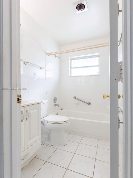 待售: $270,000 (2 贝兹, 1 浴室, 861 平方英尺)