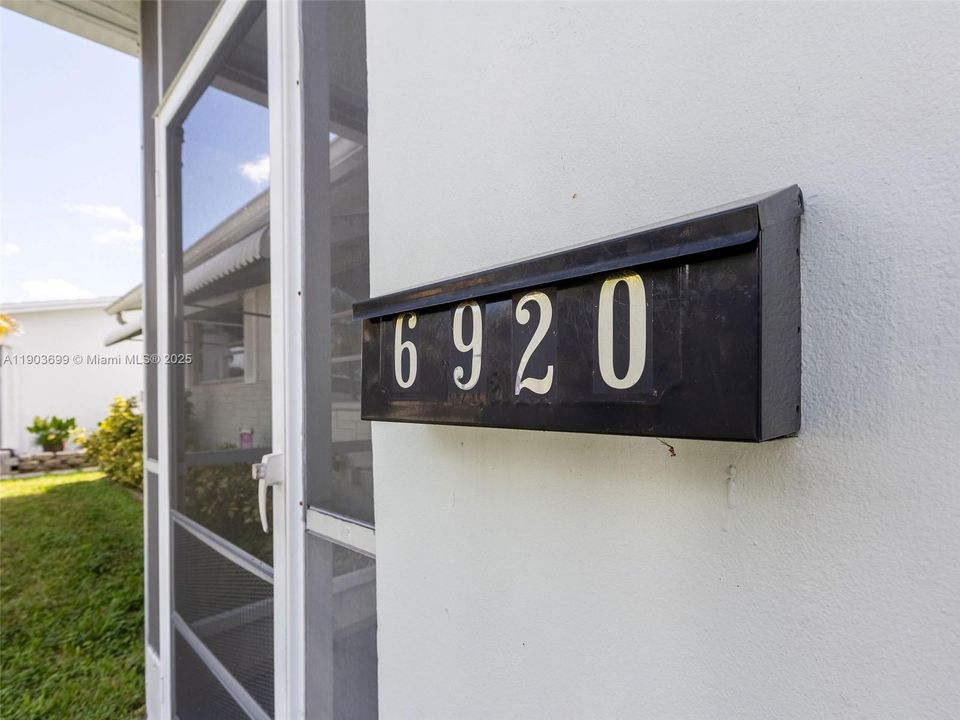 待售: $270,000 (2 贝兹, 1 浴室, 861 平方英尺)