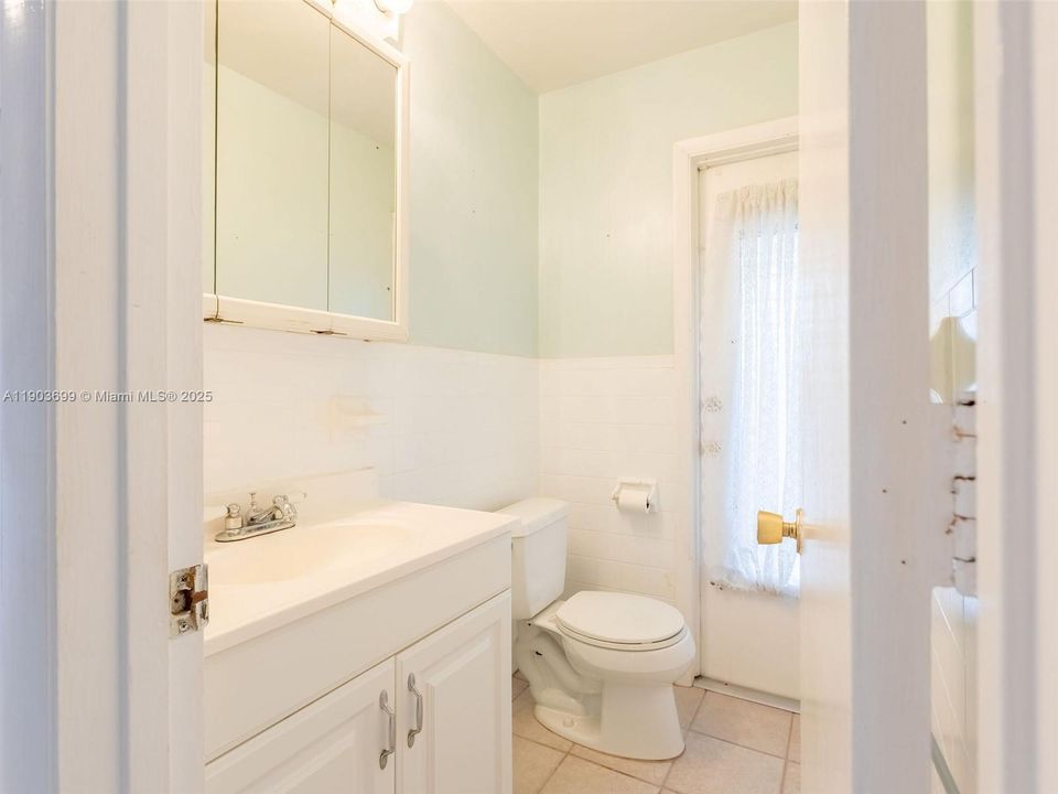 待售: $270,000 (2 贝兹, 1 浴室, 861 平方英尺)