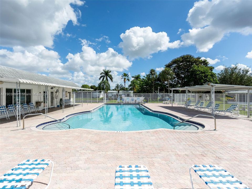 待售: $270,000 (2 贝兹, 1 浴室, 861 平方英尺)