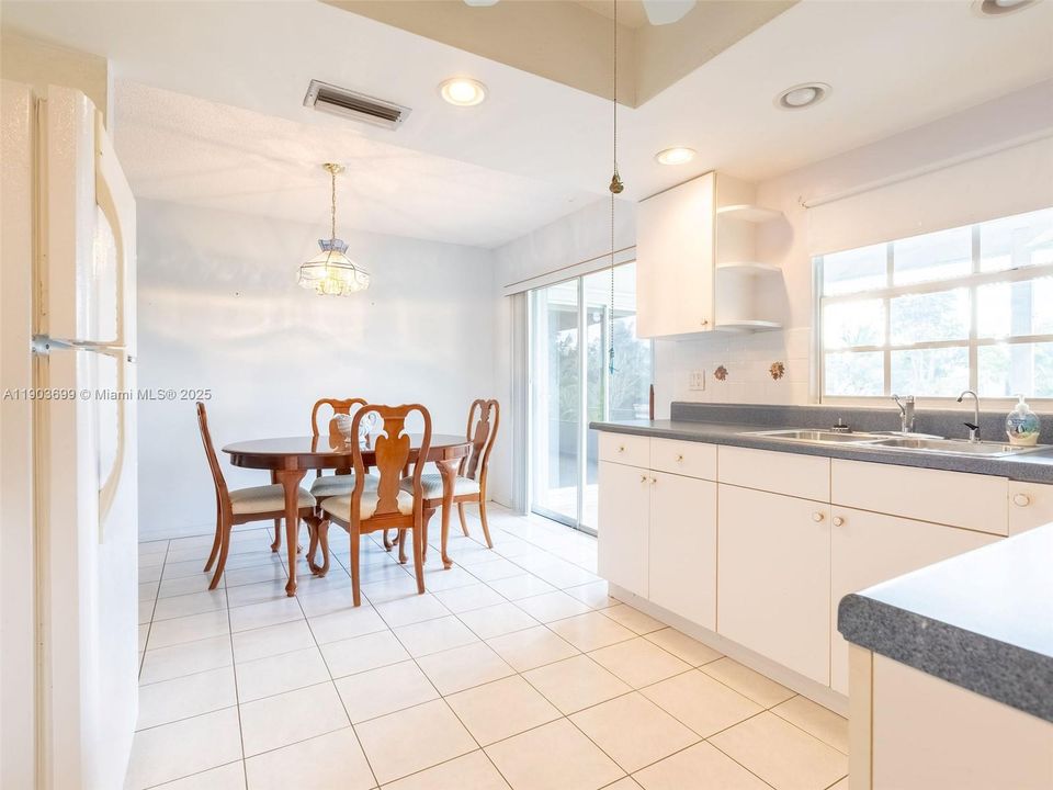 待售: $270,000 (2 贝兹, 1 浴室, 861 平方英尺)