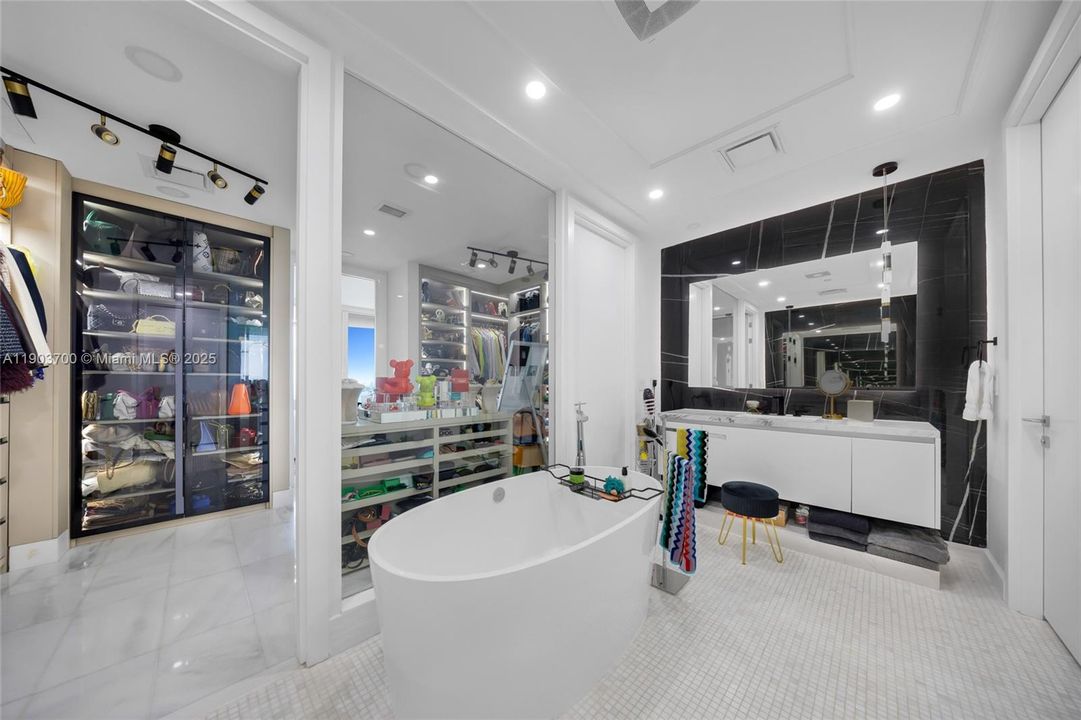 En Venta: $2,750,000 (3 camas, 3 baños, 2141 Pies cuadrados)